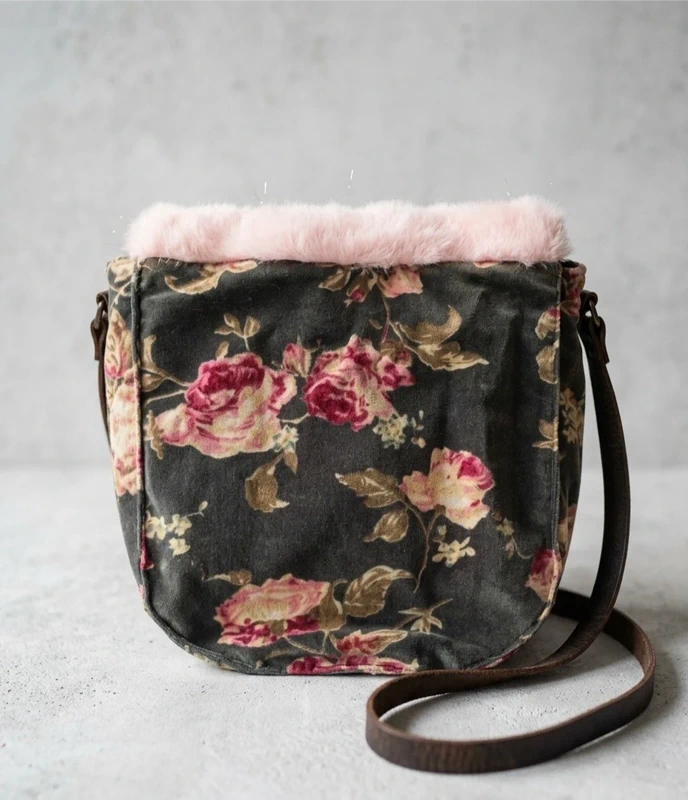 Sac velours et fourrure rose